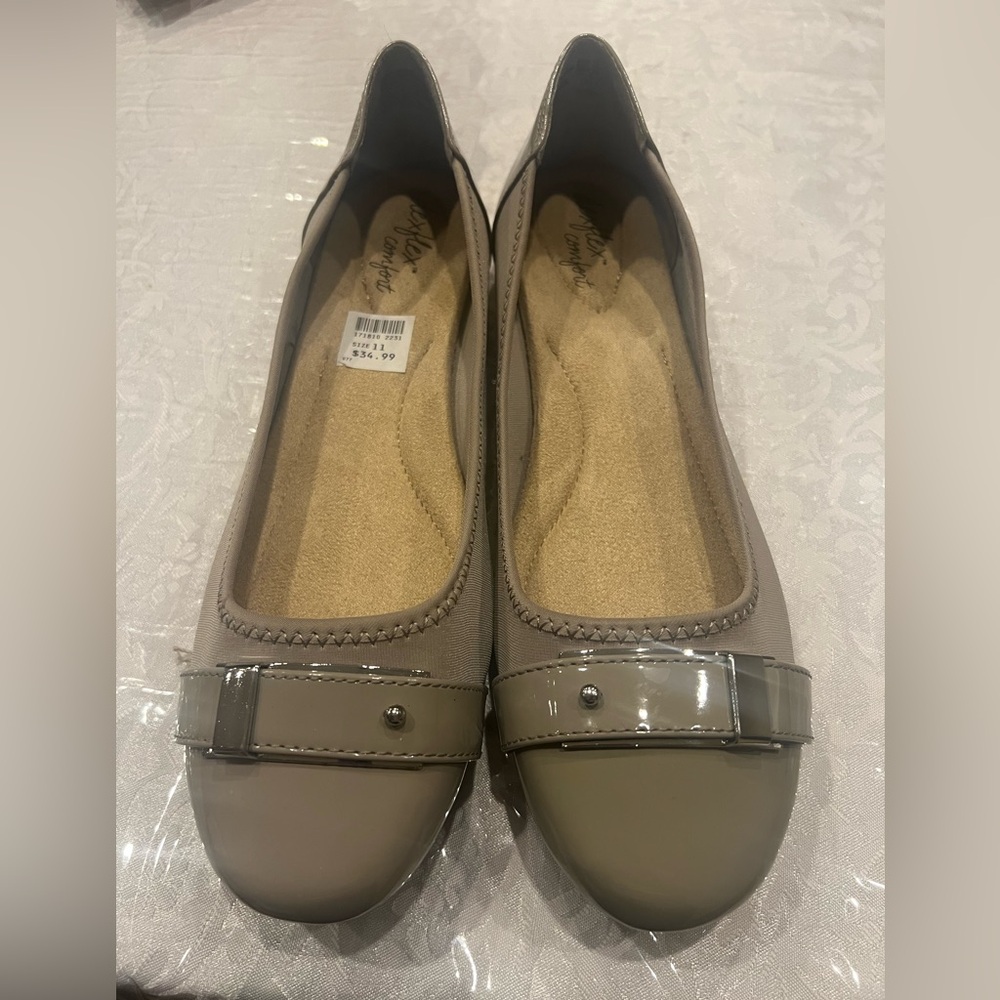 Dexflex Comfort  Corey Taupe Flats with Decorative Buckle New With Box Size 11✨